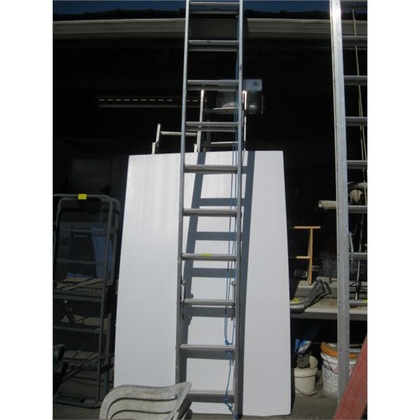 18' ALUMINUM EXTENSION LADDER WITH EARS