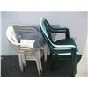 Image 1 : 4 PLASTIC CHAIRS AND AN END TABLE