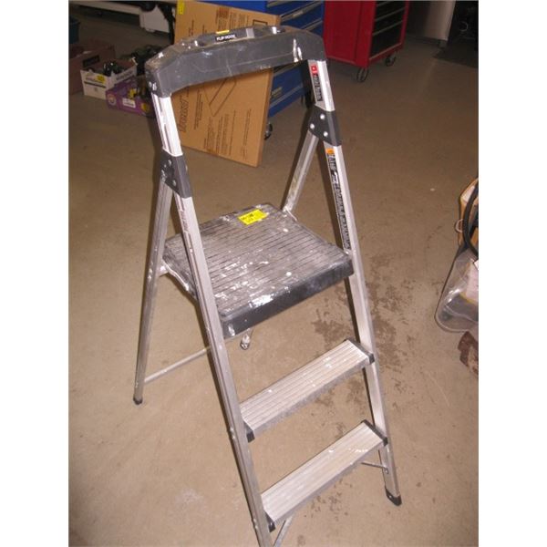 FOLDING PAINTERS LADDER