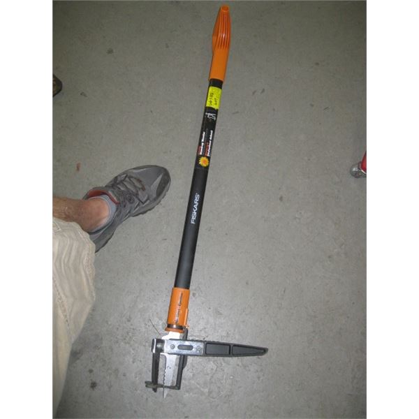 FISKARS D-HANDLE STAND UP WEEDER