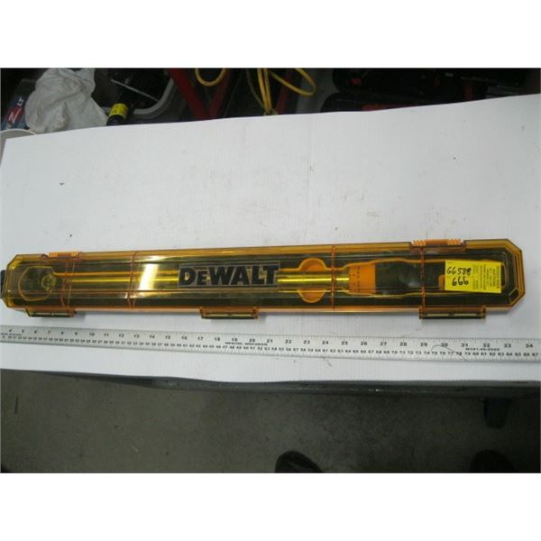 DEWALT TORQUE WRENCH IN CASE 1/2" DRIVE