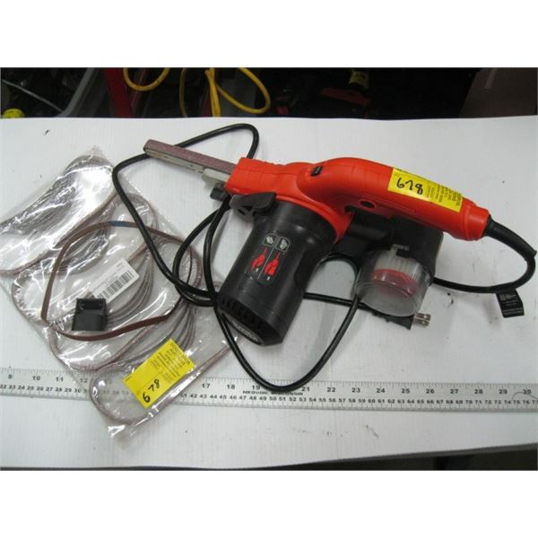 BLACK AND DECKER DETAIL SANDER WITH EXTRA SANDING BELTS