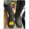 Image 2 : BOX OF SHIRTS, JEANS AND PAIR OF RUBBER BOOTS