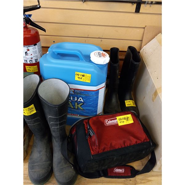 2 PAIRS OF RUBBER BOOTS, SMALL COLEMAN COOLER BAG AND A BLUE WATER JUG