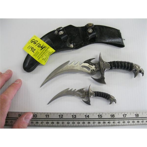 TWIN SET OF DECORATIVE THROWING KNIVES