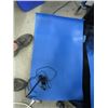 Image 4 : 2 BLUE MATS W/WIRES