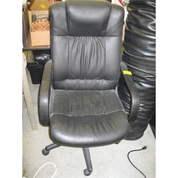 BLACK COMPUTER CHAIR