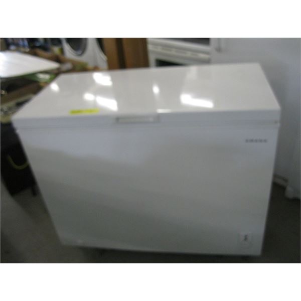 AMANA WHITE CHEST FREEZER