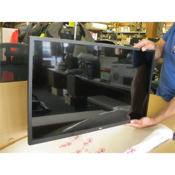 32" LG MONITOR IN BOX