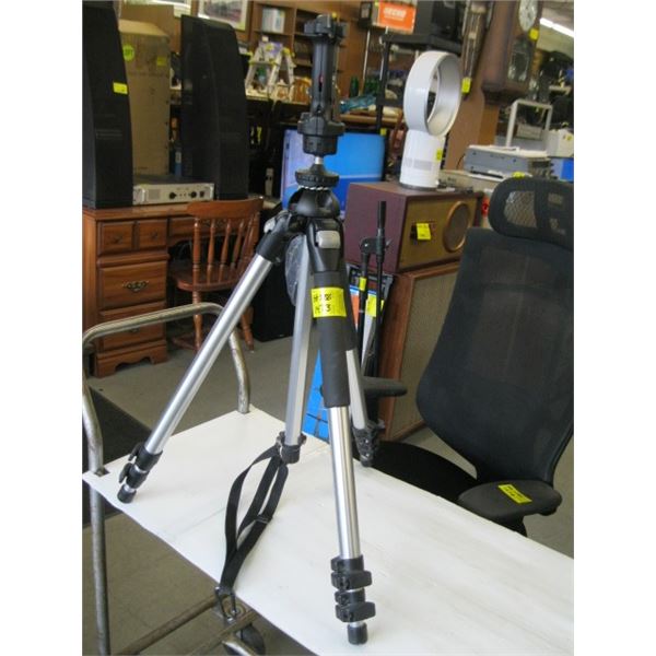 LG. MANFROTO CAMERA TRIPOD