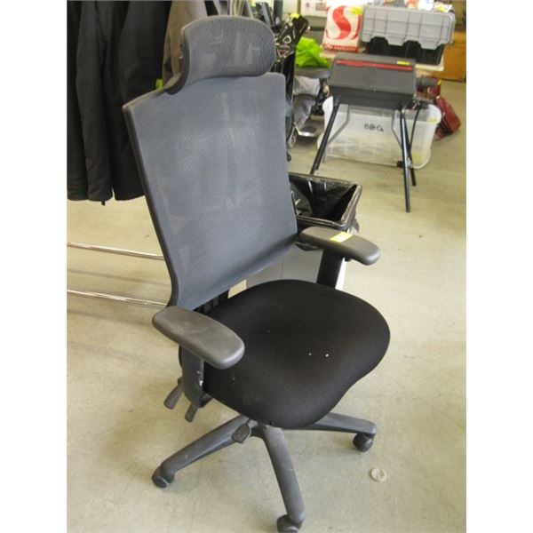 BLACK COMPUTER CHAIR