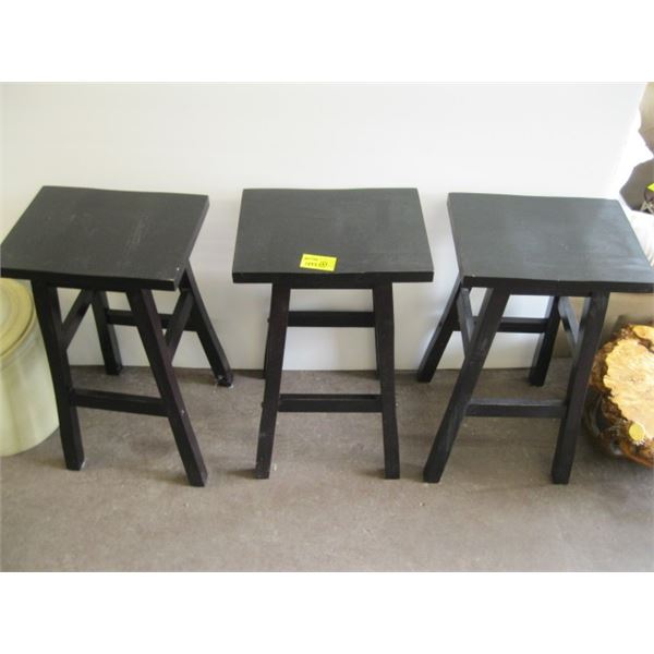 3 BLACK BAR STOOLS