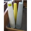 Image 2 : 3 COLORED DECORATIVE VASES