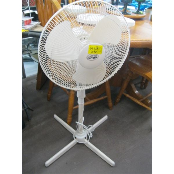 HAMPTON BAY WHITE FLOOR FAN