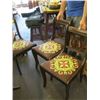 Image 2 : ANTIQUE TABLE WITH 6 CHAIRS & 3 LEAVES