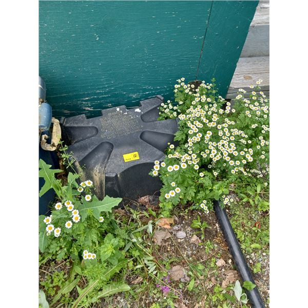 2 RAINBARREL STANDS & 2 RAIN BARRELS