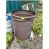 Image 3 : 2 RAINBARREL STANDS & 2 RAIN BARRELS