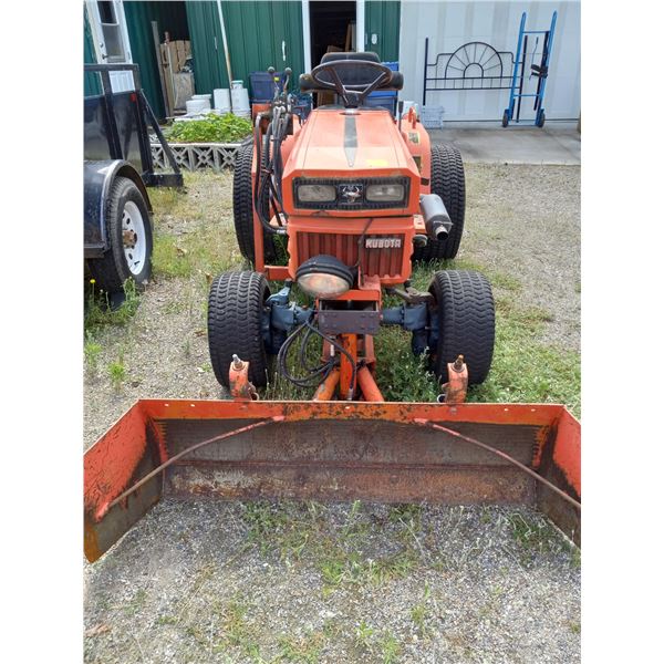 KUBOTA B7200 4WD TRACTOR WITH BLADE, MOWER