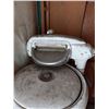 Image 3 : VINTAGE WRINGER WASHER