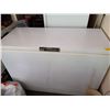 Image 1 : BEAUMARK CHEST FREEZER