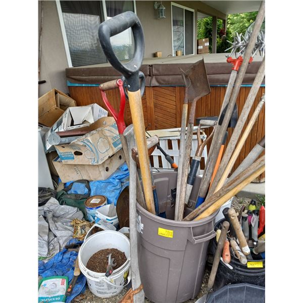 BUCKET OF GARDEN TOOLS