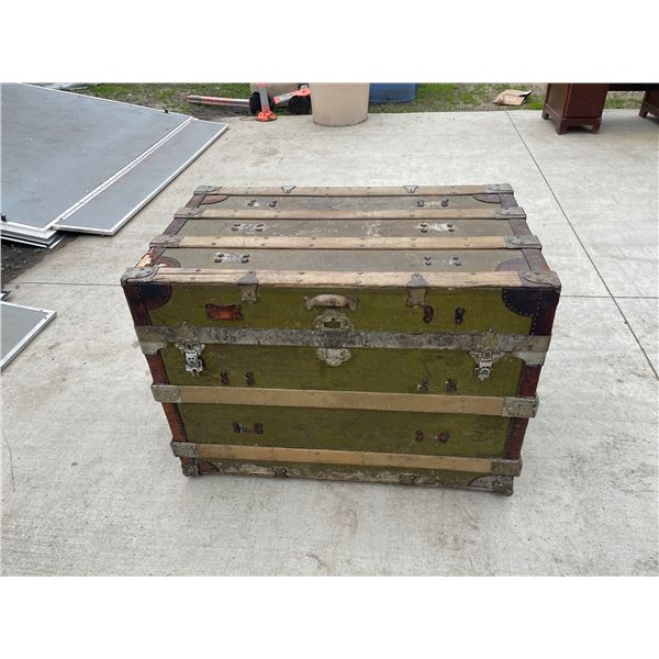 LARGE VINTAGE TRUNK