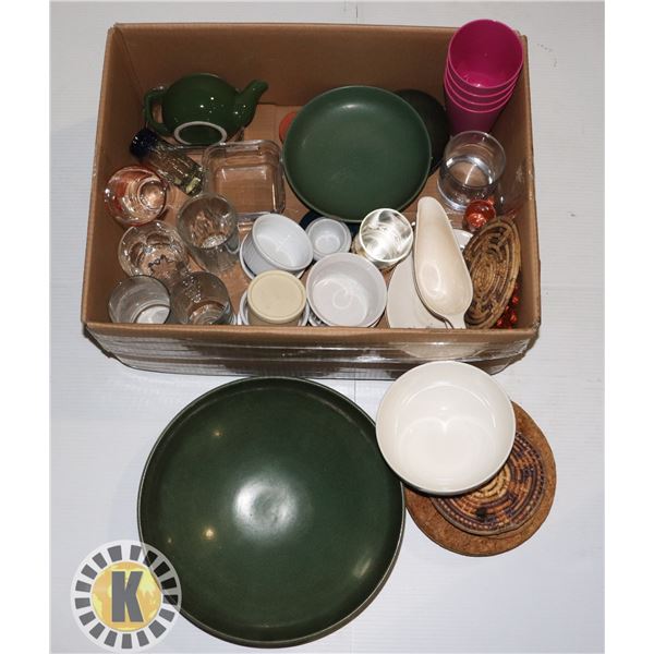 ESTATE BOX OF SERVING BOWLS, KITCHEN ITEMS,