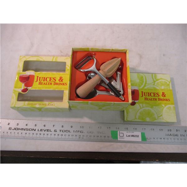 Juicer set with recipe book