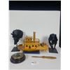 Image 1 : A Misc Home Décor Lot, Paddle Wheel, Barometer, Etc