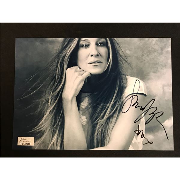 SARAH JESSICA PARKER SIGNED 8X10 PHOTO (RA COA)