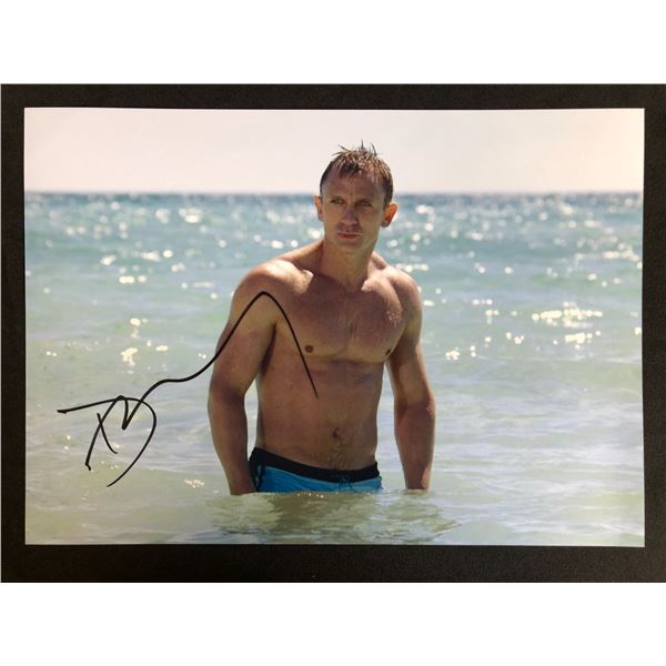 DANIEL CRAIG SIGNED 8X10 PHOTO (RA COA)