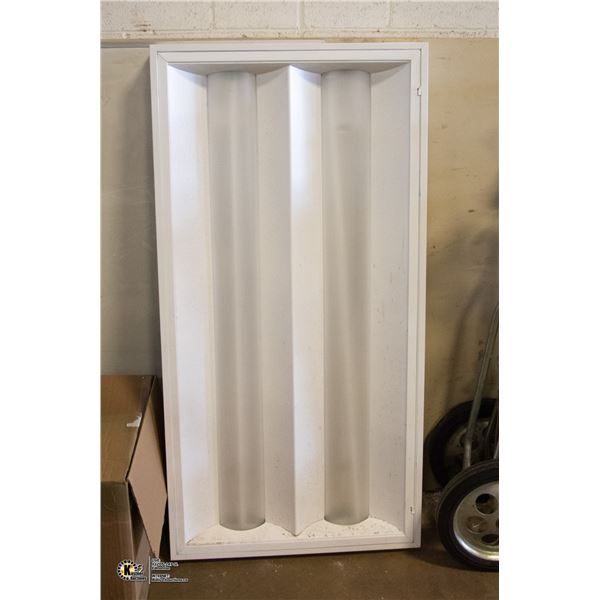 FLUORESCENT LIGHT FIXTURE 24" X 487.