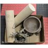 Image 1 : BOX OF HOME DECOR ITEMS