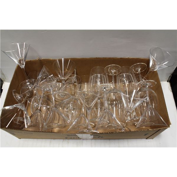 FLAT OF 13 WINE GLASSES & 15 COCKTAIL GLASSES