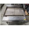 Image 3 : US RANGE CONVECTION OVEN W/ 36" GRILL TOP