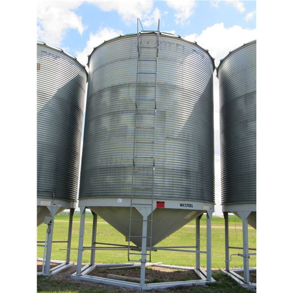 Approx 2300 Bush. Westeel Rosco Hopper bin. c/w lid openers and ladders