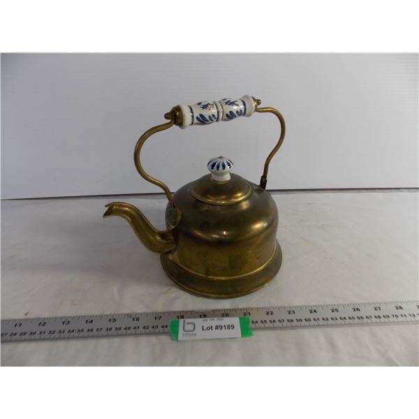 Metal Kettle with Decorative Knob and Handle