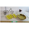 Image 1 : (3) Corn on the cob bowls + Gold plate + Wire bicycle figurine