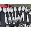 Image 18 : Henkles Carver and Community Flatware Cat A
