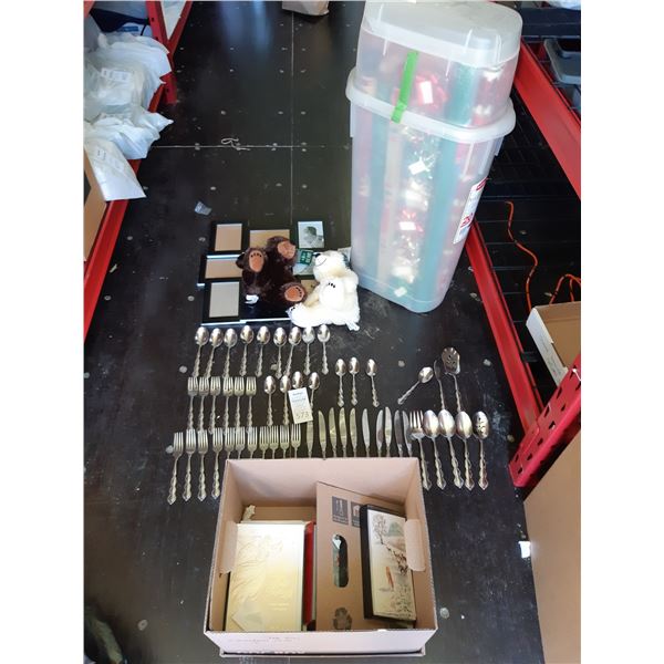 Cutlery and Xmas Cat B