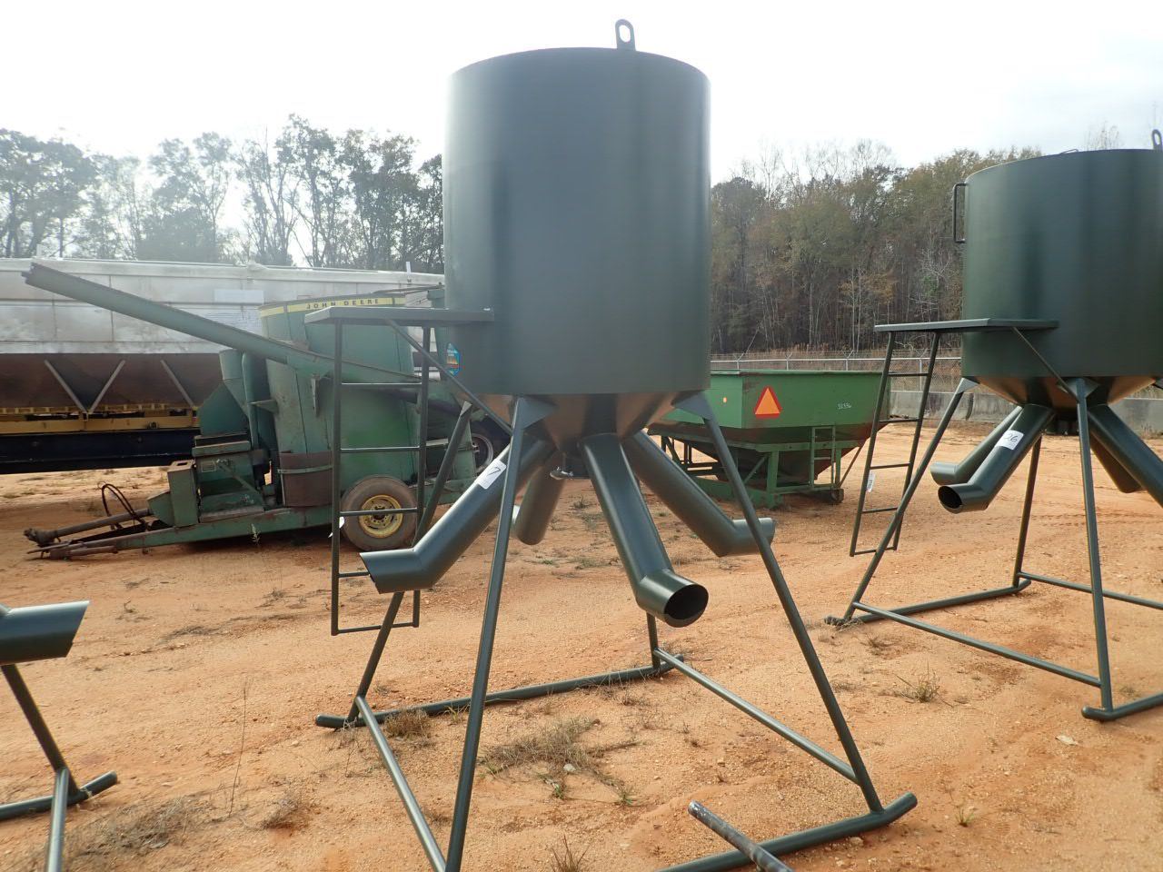 OUTBACK CP GRAVITY FLOW PROTEIN FEEDER J.M. Wood Auction Company, Inc.
