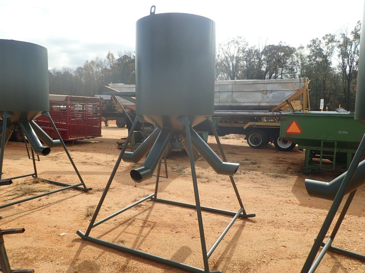 OUTBACK CP GRAVITY FLOW PROTEIN FEEDER J.M. Wood Auction Company, Inc.