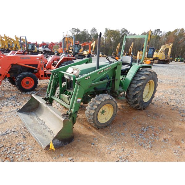 2001 JOHN DEERE 990 Farm Tractor
