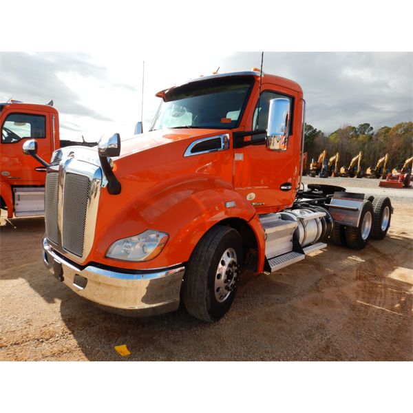 2018 KENWORTH T680 Day Cab Truck