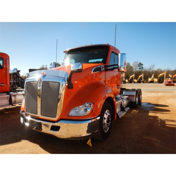 2018 KENWORTH T680 Day Cab Truck