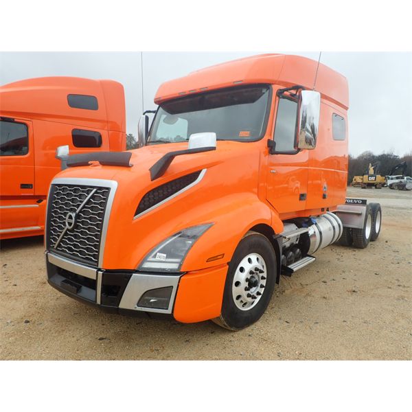 2019 VOLVO VNL Sleeper Truck