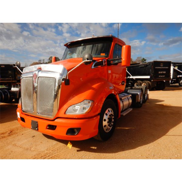 2019 KENWORTH T680 Day Cab Truck