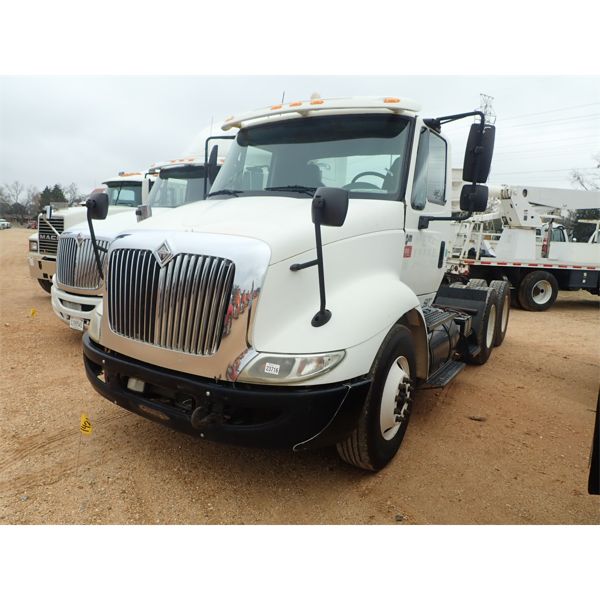 2005 INTERNATIONAL 8600 Day Cab Truck