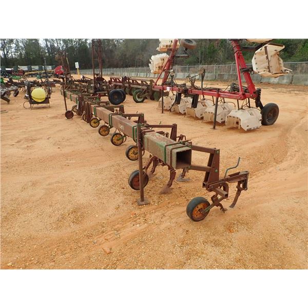 JOHN DEERE 825 Cultivator