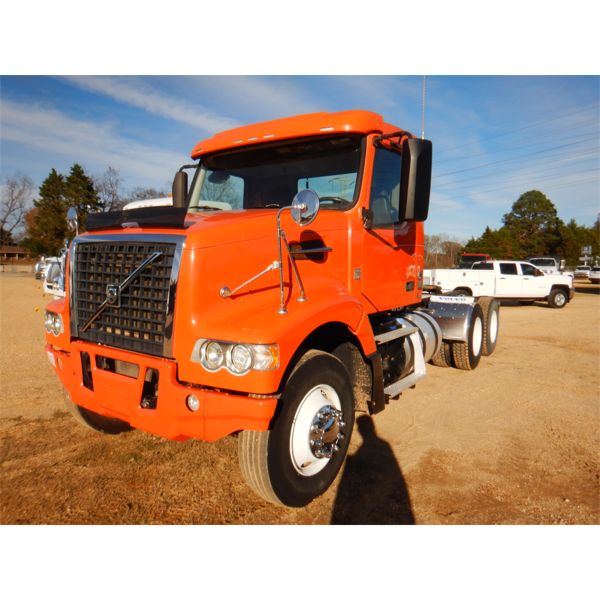 2014 VOLVO VHD  Day Cab Truck